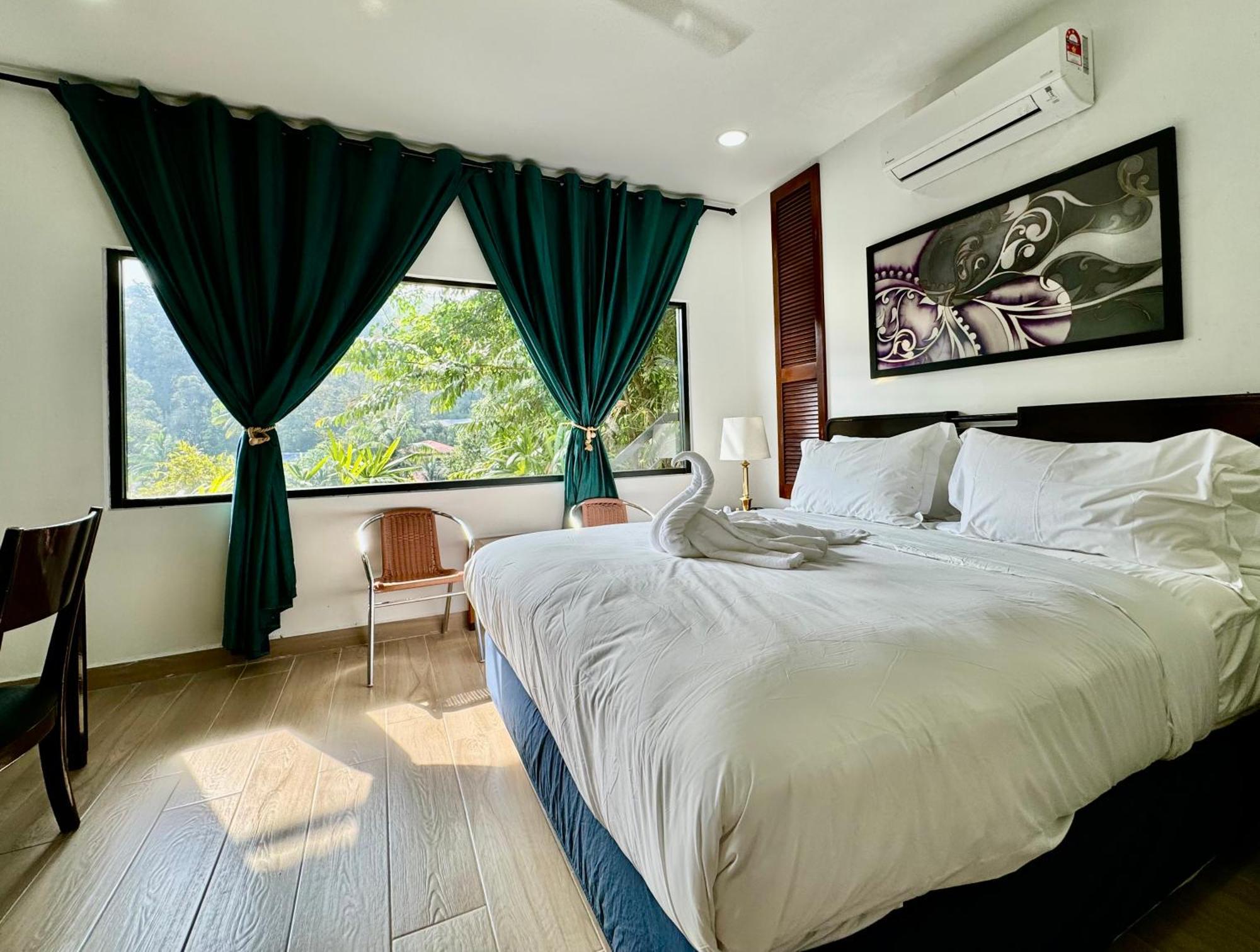 Hillside Red Hotel *