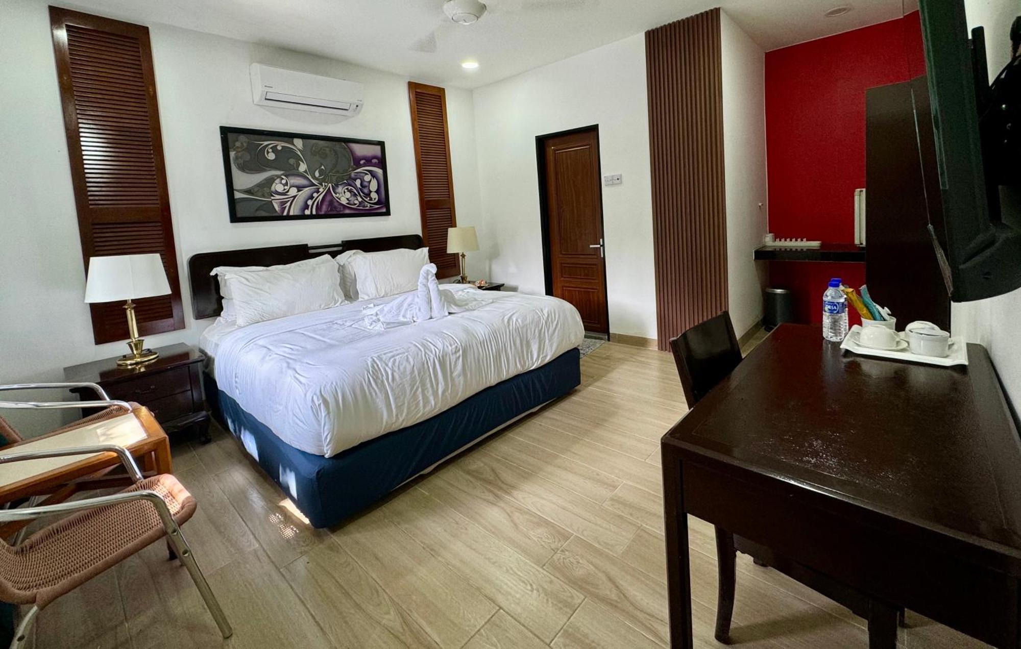 Hillside Red Hotel *