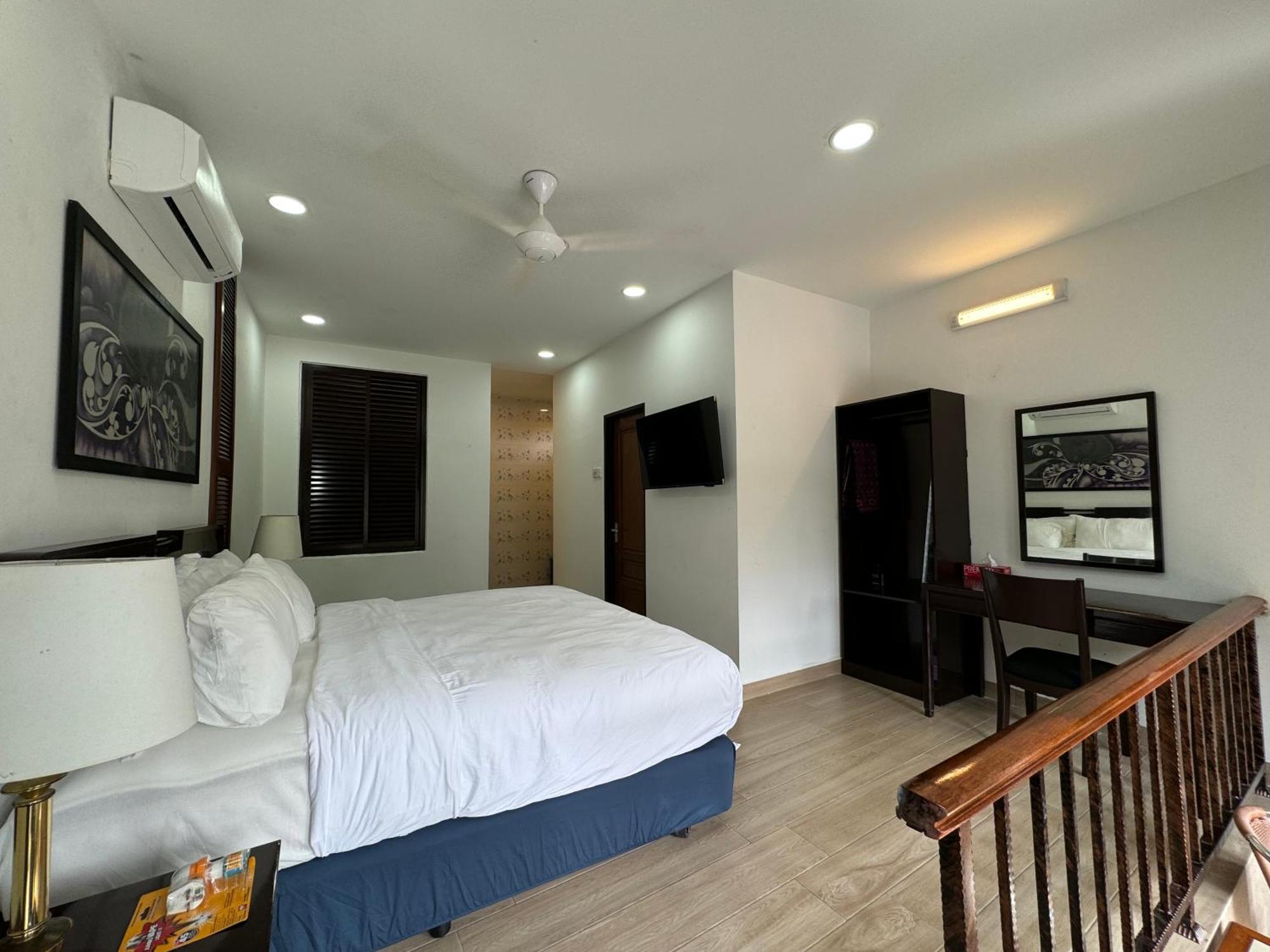 Hillside Red Hotel